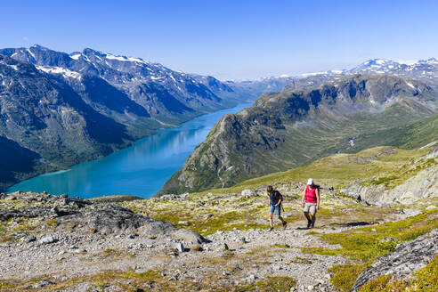 Wanderer in den Bergen - JOHF04004