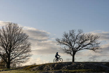 Silhouette eines Radfahrers - JOHF04011