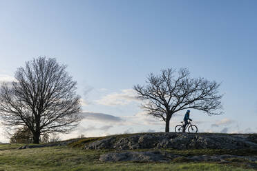 Silhouette eines Radfahrers - JOHF04013