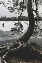 Schlittschuhläuferin auf zugefrorenem See - JOHF04051