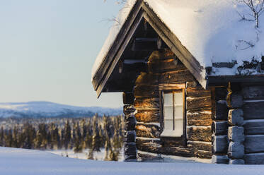 Holzhaus im Winter - JOHF04141