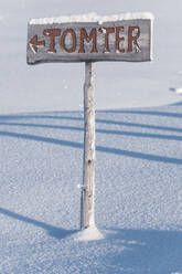 Holzschild im Winter - JOHF04144