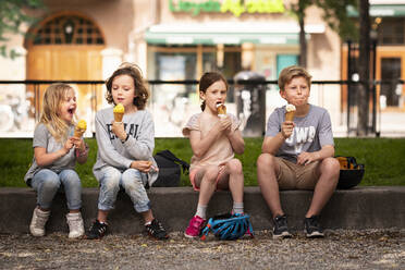 Kinder essen Speiseeis - JOHF04260