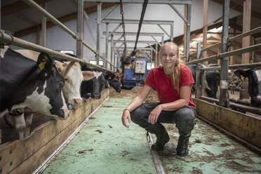 Teenager-Mädchen im Kuhstall - JOHF04336