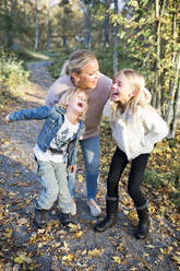 Glückliche Mutter mit Kindern - JOHF04344