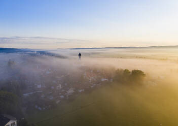 Deutschland, Bayern, Geretsried, Luftaufnahme einer in Morgennebel gehüllten Stadt auf dem Land - SIEF09159