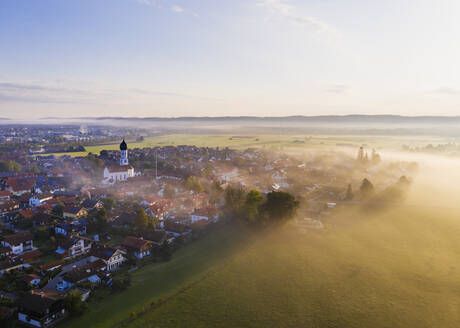Deutschland, Bayern, Geretsried, Luftaufnahme einer in Morgennebel gehüllten Stadt auf dem Land - SIEF09160