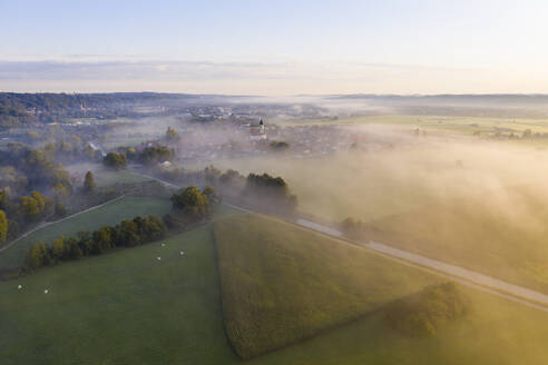 Deutschland, Bayern, Geretsried, Luftaufnahme von Feldern und Loisachkanal im Morgennebel - SIEF09161