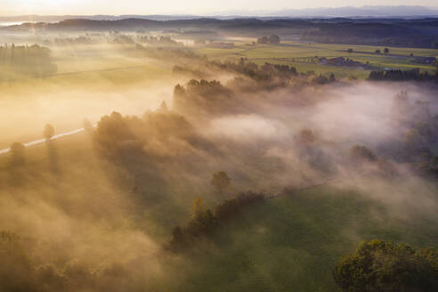 Deutschland, Bayern, Geretsried, Luftaufnahme einer nebelverhangenen Landschaft bei Sonnenaufgang - SIEF09165