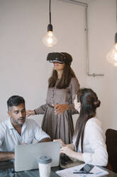 Kollegen arbeiten im Büro und testen den VR-Simulator - ALBF01191