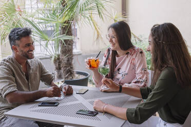 Happy friends sitting at table with drinks - ALBF01199