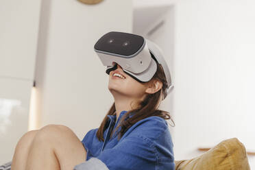 Junge Frau benutzt VR-Brille zu Hause - MFF04872