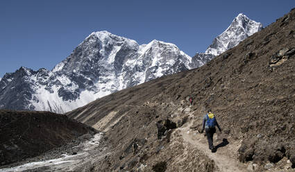 Junge Frau beim Wandern im Sagarmatha-Nationalpark, Everest-Basislager-Trek, Nepal - ALRF01523