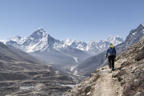 Junge Frau beim Wandern im Sagarmatha-Nationalpark, Everest-Basislager-Trek, Nepal - ALRF01525