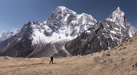 Junge Frau beim Wandern im Sagarmatha-Nationalpark, Everest-Basislager-Trek, Nepal - ALRF01528