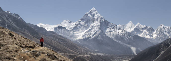 Junge Frau beim Wandern im Sagarmatha-Nationalpark, Everest-Basislager-Trek, Nepal - ALRF01531