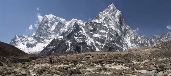 Junge Frau beim Wandern im Sagarmatha-Nationalpark, Everest-Basislager-Trek, Nepal - ALRF01532