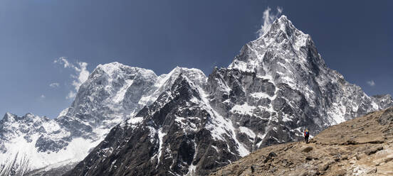 Junge Frau beim Wandern im Sagarmatha-Nationalpark, Everest-Basislager-Trek, Nepal - ALRF01533