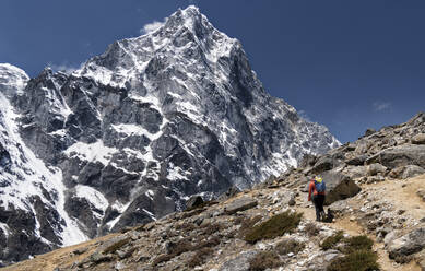 Junge Frau beim Wandern im Sagarmatha-Nationalpark, Everest-Basislager-Trek, Nepal - ALRF01535