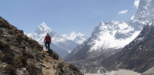 Junge Frau beim Wandern im Sagarmatha-Nationalpark, Everest-Basislager-Trek, Nepal - ALRF01536