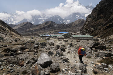 Junge Frau beim Wandern im Sagarmatha-Nationalpark, Everest-Basislager-Trek, Nepal - ALRF01544