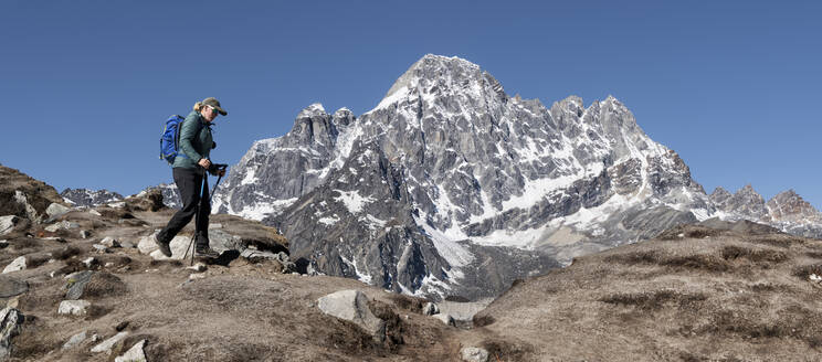 Junge Frau beim Wandern im Sagarmatha-Nationalpark, Everest-Basislager-Trek, Nepal - ALRF01545