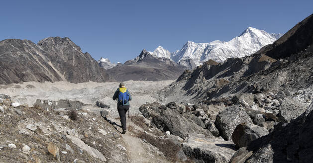 Junge Frau beim Wandern im Sagarmatha-Nationalpark, Everest-Basislager-Trek, Nepal - ALRF01546