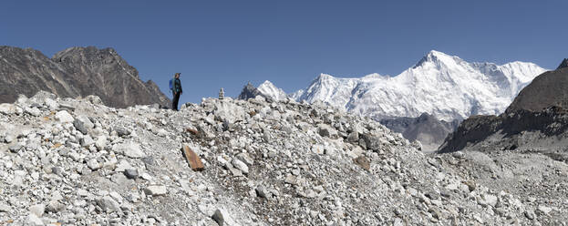 Junge Frau beim Wandern im Sagarmatha-Nationalpark, Everest-Basislager-Trek, Nepal - ALRF01547