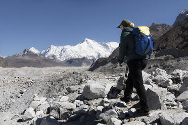 Junge Frau beim Wandern im Sagarmatha-Nationalpark, Everest-Basislager-Trek, Nepal - ALRF01548