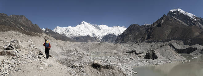 Junge Frau beim Wandern im Sagarmatha-Nationalpark, Everest-Basislager-Trek, Nepal - ALRF01552