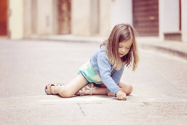 Girl drawing in the street - XCF00289