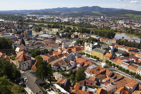 Slowakei, Trencin, Blick von oben auf die Gebäude der Altstadt rund um den Friedensplatz - WWF05325