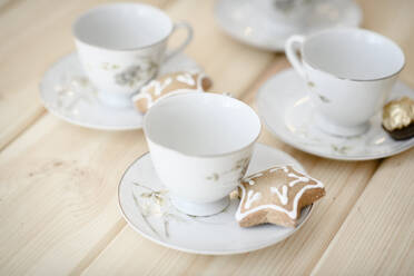 Leere Tassen und Weihnachtsplätzchen - EYAF00570