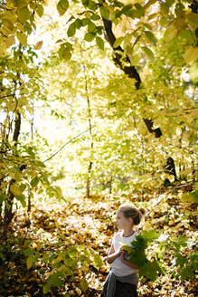 Kleines Mädchen im herbstlichen Wald - EYAF00598