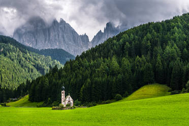Italien, Südtirol, Blick auf die Kirche San Giovanni in Ranui mit der Gruppe der Geiseln im Hintergrund - STSF02272