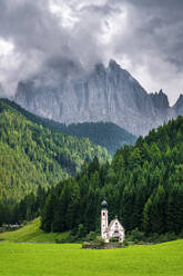 Italien, Südtirol, Blick auf die Kirche San Giovanni in Ranui mit der Gruppe der Geiseln im Hintergrund - STSF02273