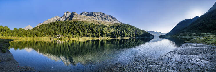 Österreich, Osttirol, Panorama von See und Bergen des Defereggentals - STSF02275