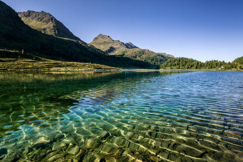 Österreich, Osttirol, Klarer transparenter See im Defereggental - STSF02276