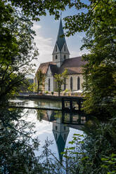 Deutschland, Baden-Württemberg, Blaubeuren, Abtei Blaubeuren spiegelt sich im glänzenden Fluss - STSF02279