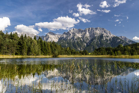 Österreich, Tirol, Blick auf den Weisssee, in dem sich das Wettersteingebirge und der umliegende Wald spiegeln, lizenzfreies Stockfoto