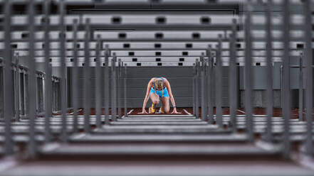 Deutschland, Baden Württemberg, Winterbach, Hürdenläuferin kurz vor dem Sprint - STSF02296