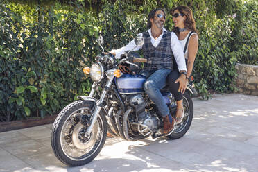 Glückliches reifes Paar auf einem alten Motorrad - DLTSF00252