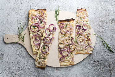 Vegan tarte flambee with smoked tofu and onions - MYF02174