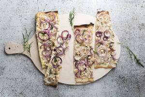 Veganer Flammkuchen mit geräuchertem Tofu und Zwiebeln - MYF02174