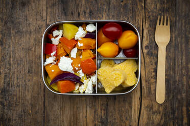 Metall-Lunchbox mit Salat aus gebackenem Gemüse und herzförmiger Polenta - LVF08350