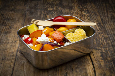 Metall-Lunchbox mit Salat aus gebackenem Gemüse und herzförmiger Polenta - LVF08351