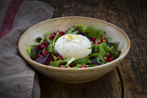 Orientalischer Salat mit Minze, Pistazien, Granatapfelkernen und Burrata-Käse - LVF08353