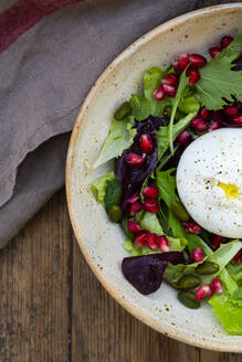 Orientalischer Salat mit Minze, Pistazien, Granatapfelkernen und Burrata-Käse - LVF08354