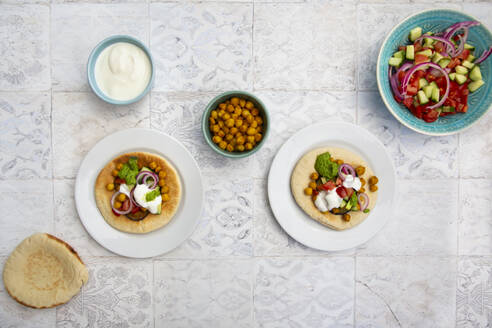 Israelisches Sabich mit Fladenbrot, Auberginen, Kichererbsen, Zwiebeln, Tomaten, Gurken, Joghurt und Zhug-Sauce - LVF08356