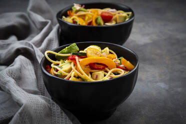 Bowls of spaghetti with grilled vegetables - LVF08361